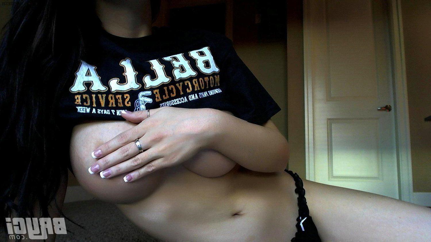15P Pictures of Bryci giving you a hot steamy tease