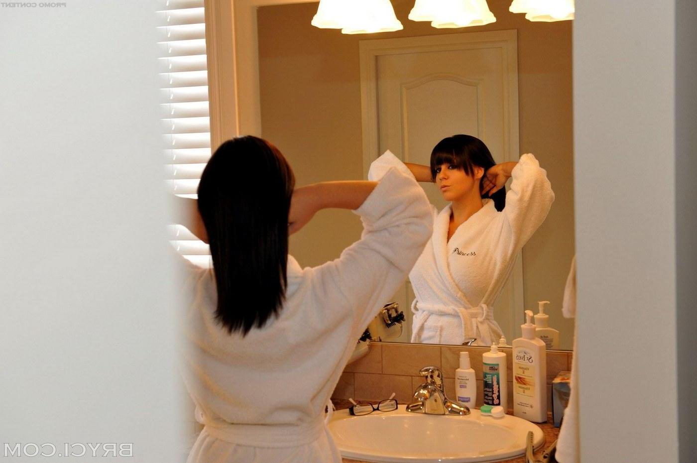 15P Pictures of Bryci naked in her bathroom