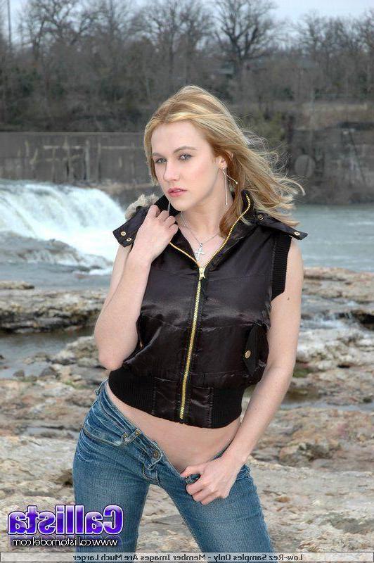 16P Pictures of Callista Model having some wet fun outside