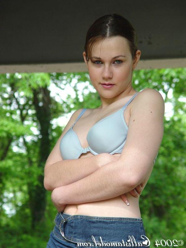 16P Pictures of teen model Callista Model teasing outside