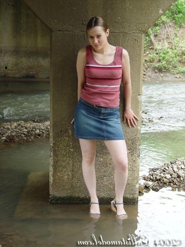 16P Pictures of teen model Callista Model teasing outside