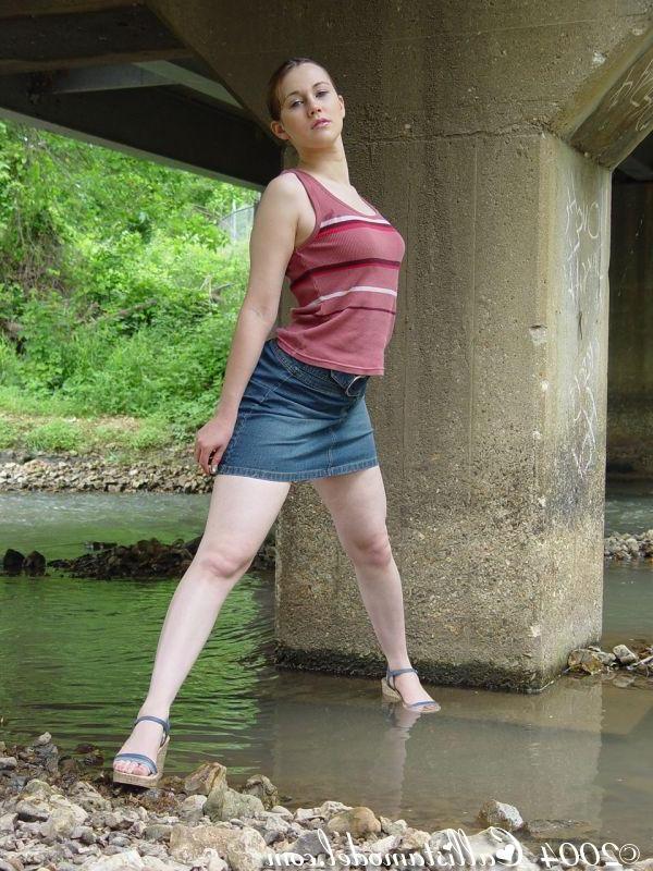 16P Pictures of teen model Callista Model teasing outside