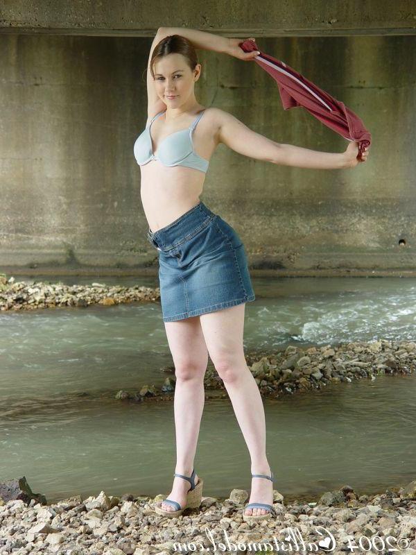 16P Pictures of teen model Callista Model teasing outside