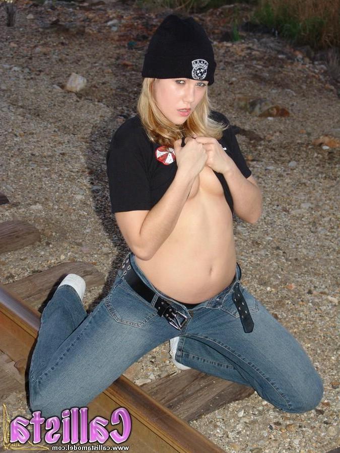 20P Pictures of Callista Model getting cold outside