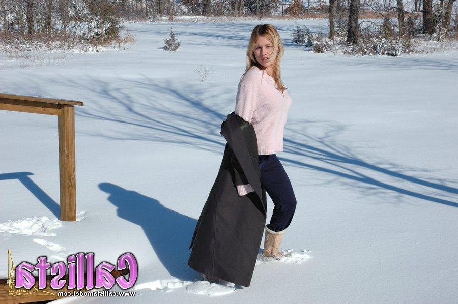 20P Pictures of teen girl Callista Model freezing her tits off