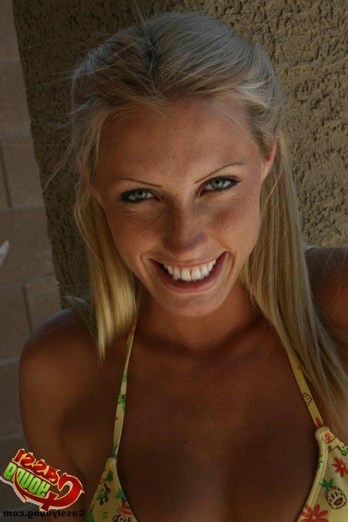19P Pictures of Cassi Young falling out of a bikini