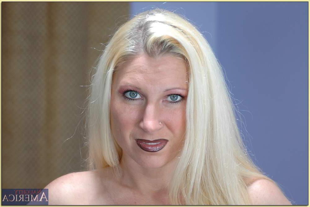 16P Mature wife Devon Lee denudes big boobs and stretches shaved cunt