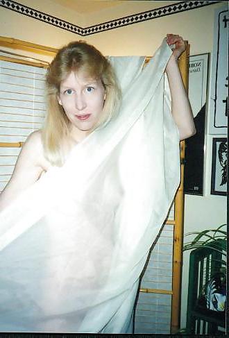 18P Farm girl who likes to show her shaved pussie