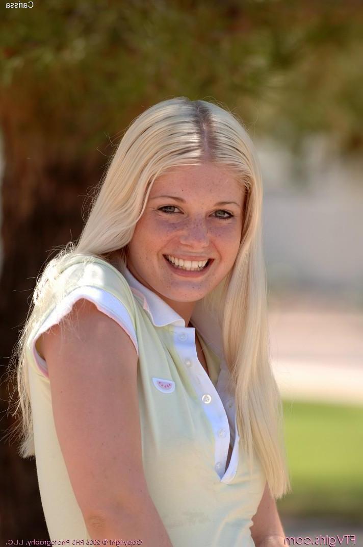 20P Pictures of Carissa giving you her pussy outside