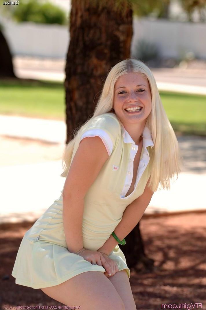 20P Pictures of Carissa giving you her pussy outside