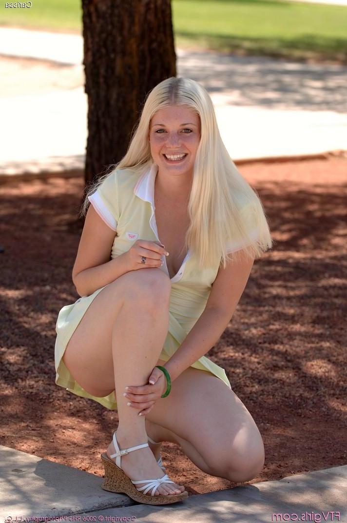 20P Pictures of Carissa giving you her pussy outside
