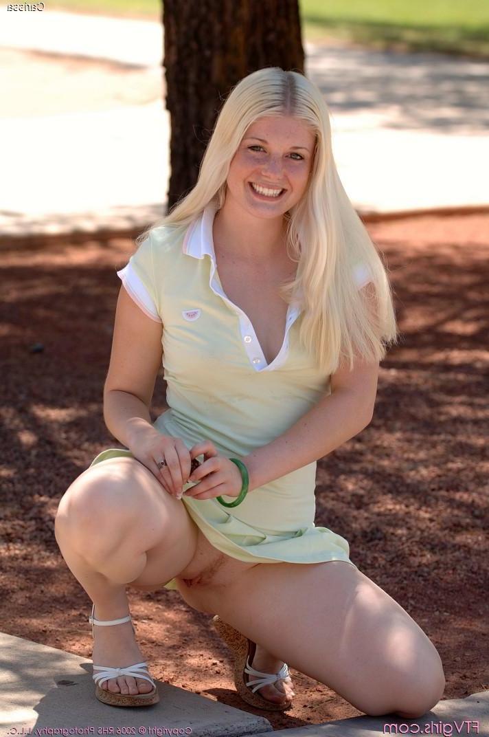 20P Pictures of Carissa giving you her pussy outside