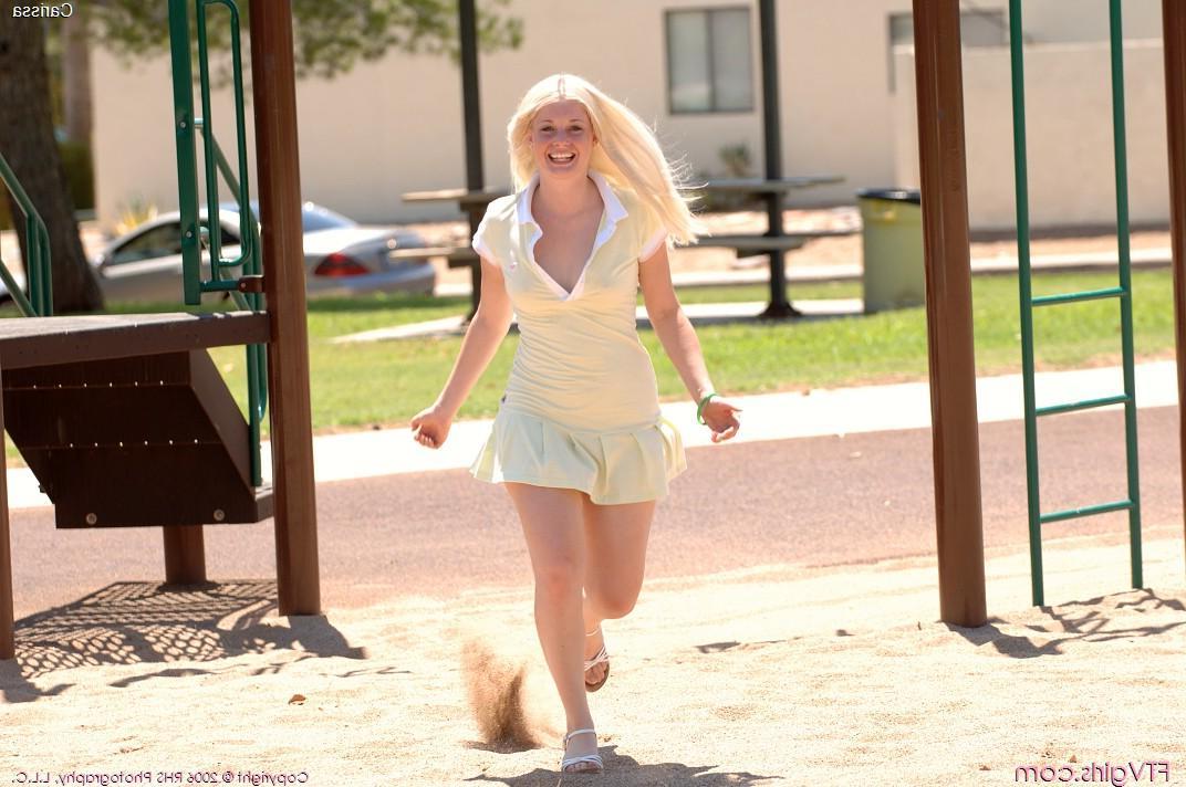 20P Pictures of Carissa giving you her pussy outside