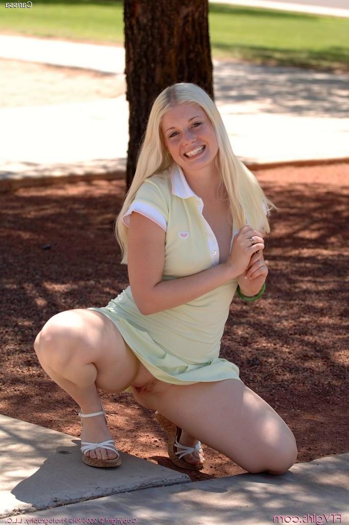 20P Pictures of Carissa giving you her pussy outside