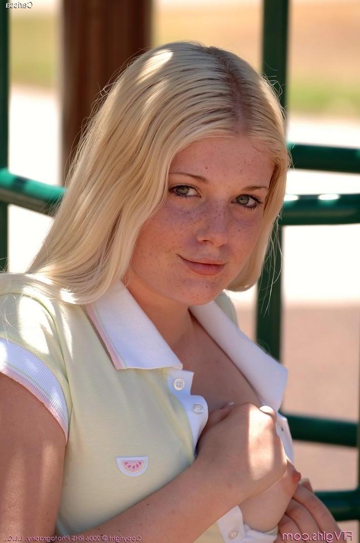 20P Pictures of Carissa giving you her pussy outside