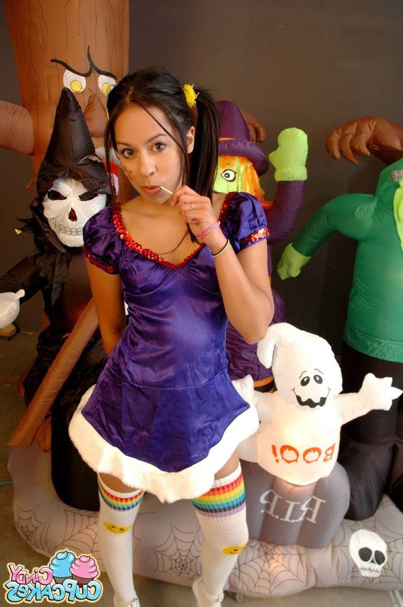 20P Pictures of Cindy Cupcakes giving you a sexy spooky Halloween