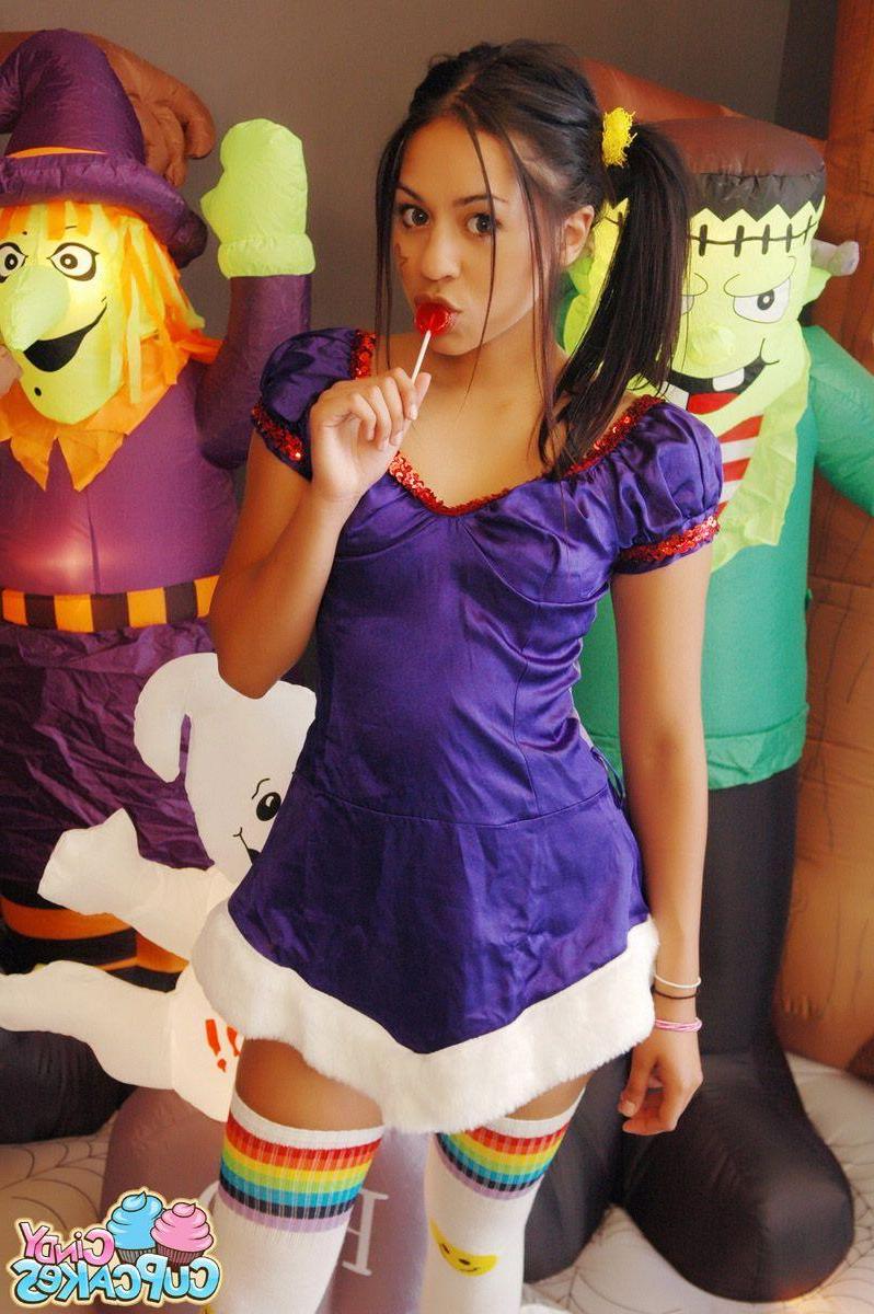 20P Pictures of Cindy Cupcakes giving you a sexy spooky Halloween
