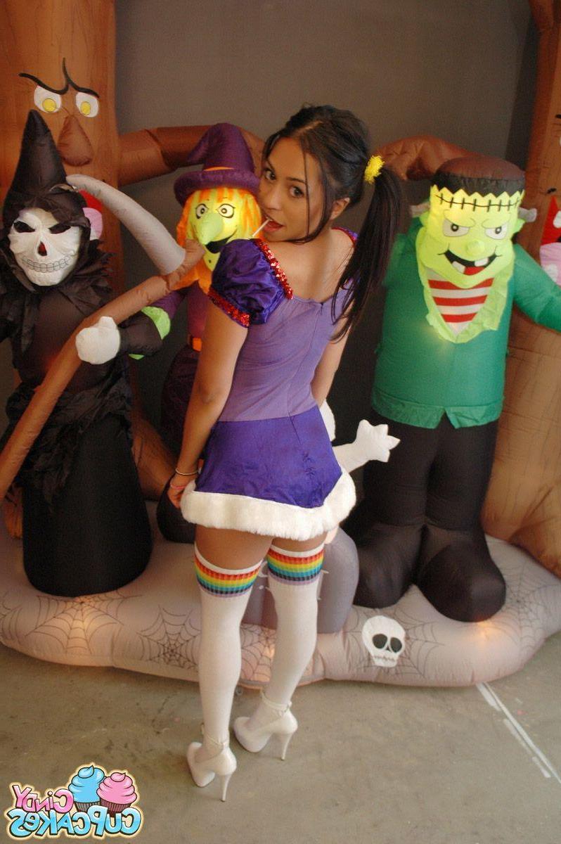 20P Pictures of Cindy Cupcakes giving you a sexy spooky Halloween
