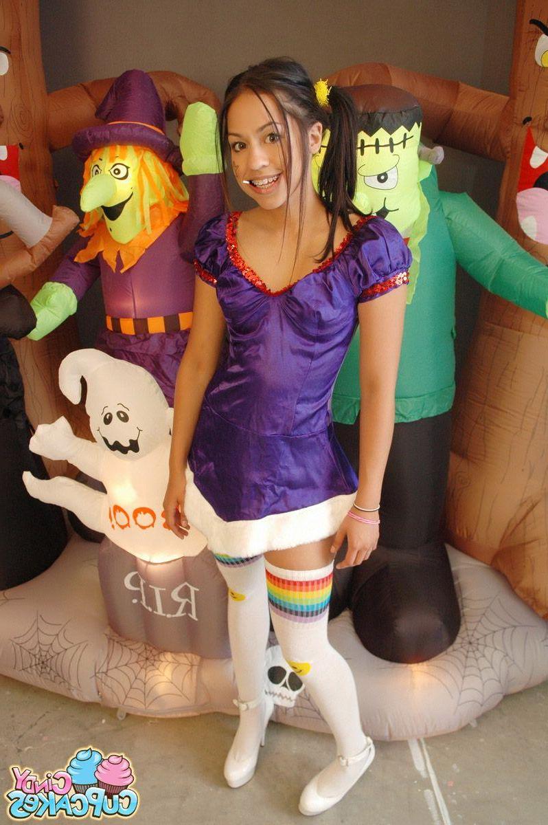 20P Pictures of Cindy Cupcakes giving you a sexy spooky Halloween