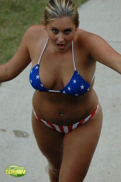 16P Pictures of Courtney Virgin going for a swim in her USA bikini