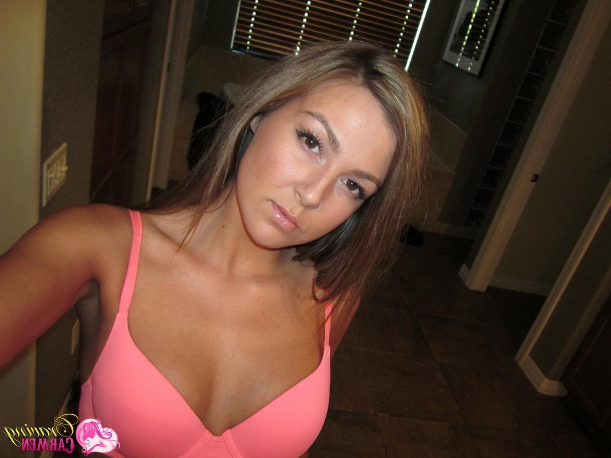 20P Pictures of Craving Carmen giving you some amateur self pics in the bathroom