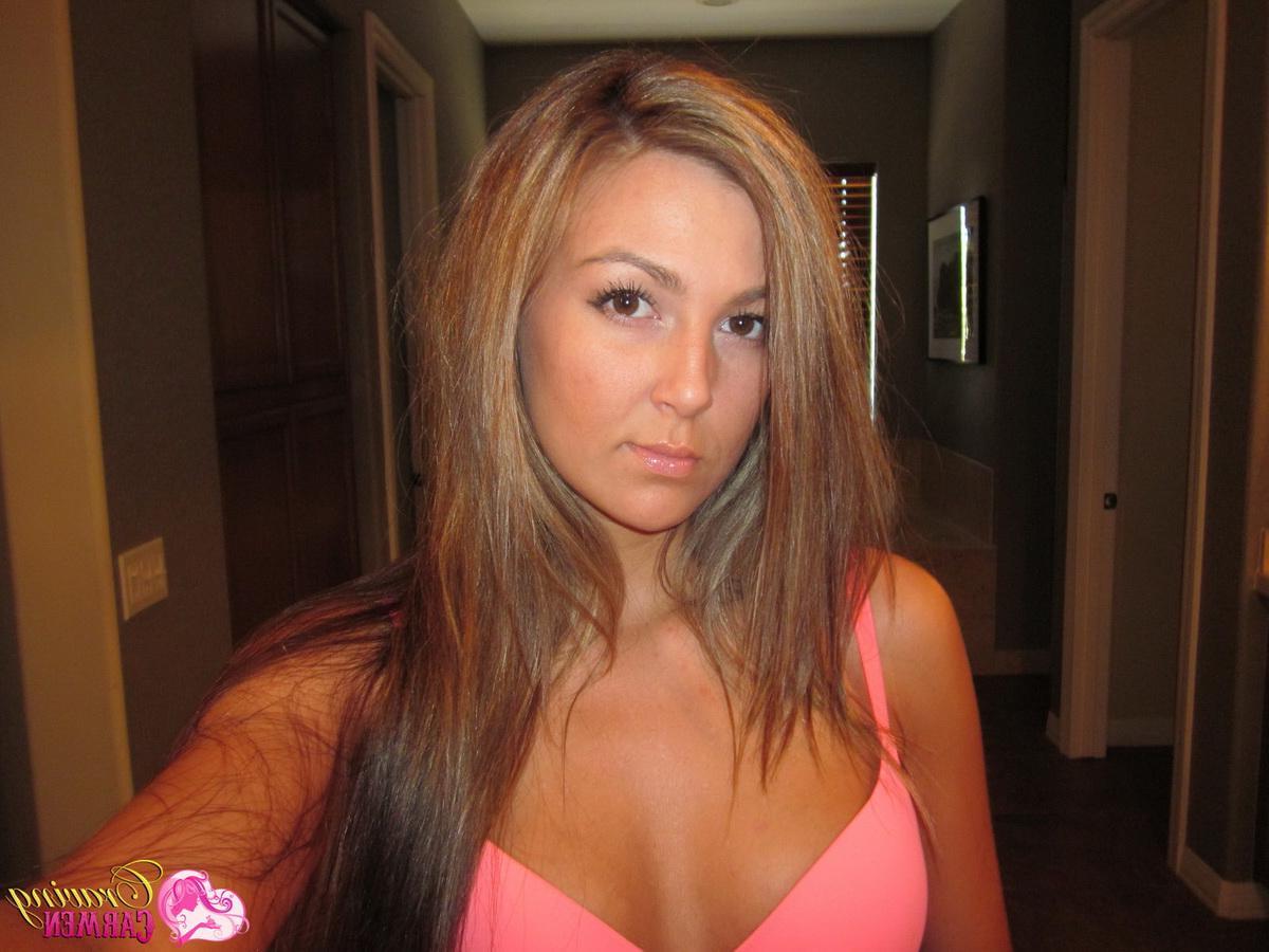 20P Pictures of Craving Carmen giving you some amateur self pics in the bathroom