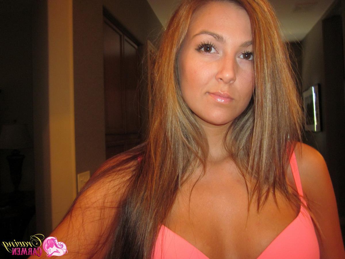 20P Pictures of Craving Carmen giving you some amateur self pics in the bathroom