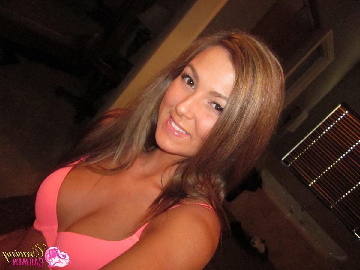 20P Pictures of Craving Carmen giving you some amateur self pics in the bathroom