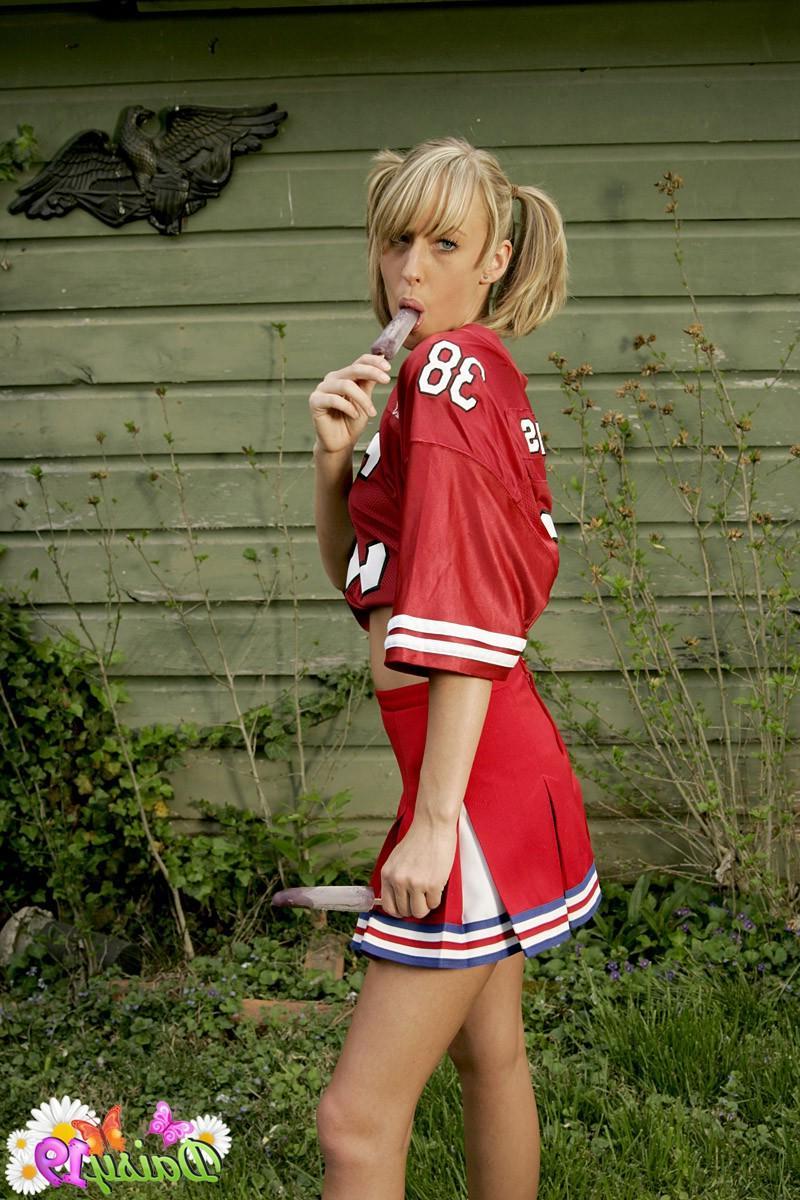 12P Cute cheerleader shows off her oral skills with a popsicle