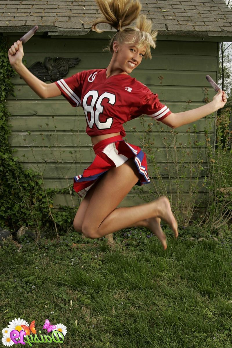 12P Cute cheerleader shows off her oral skills with a popsicle
