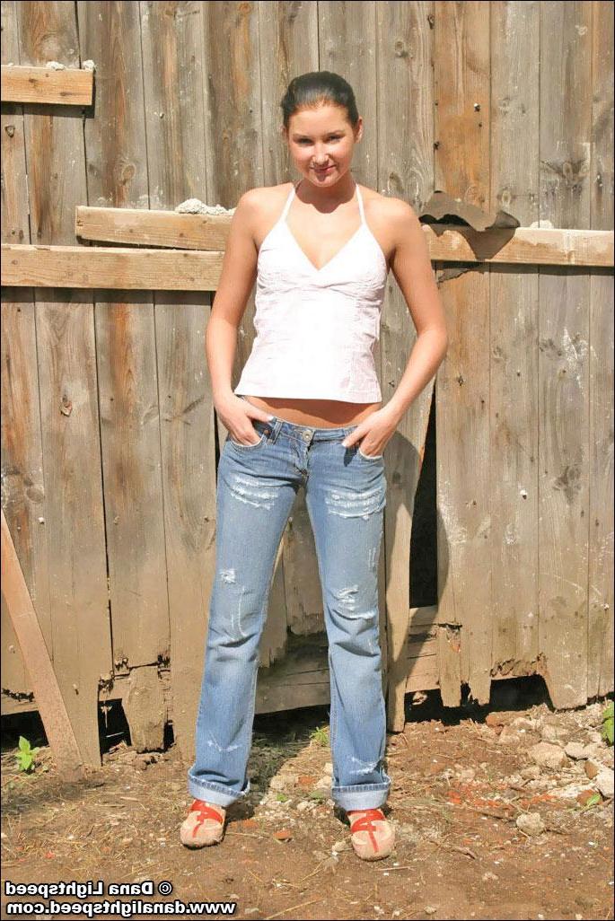 20P Dana Lightspeed shows her tits on a farm