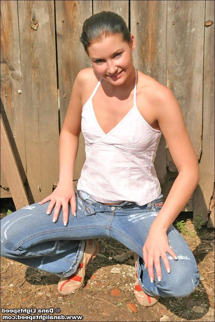 20P Dana Lightspeed shows her tits on a farm