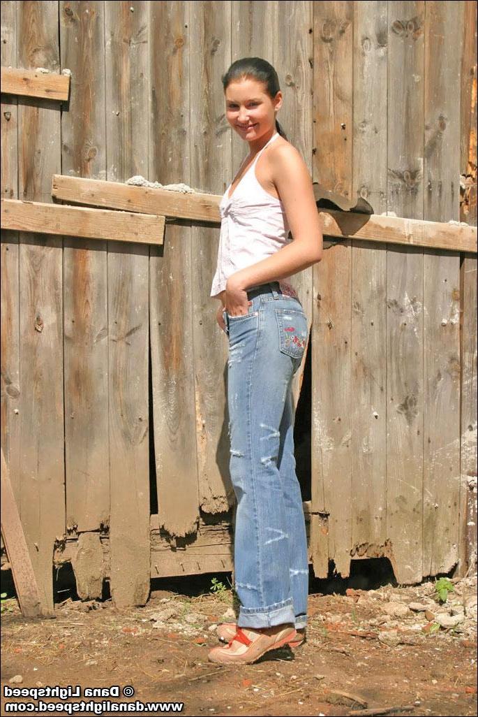 20P Dana Lightspeed shows her tits on a farm
