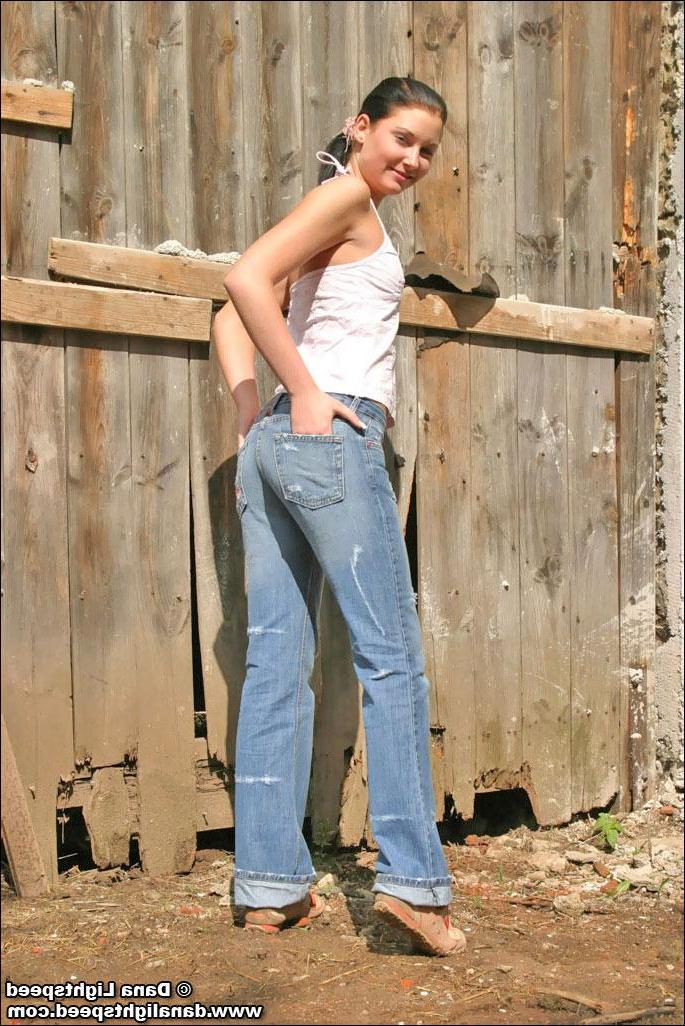 20P Dana Lightspeed shows her tits on a farm