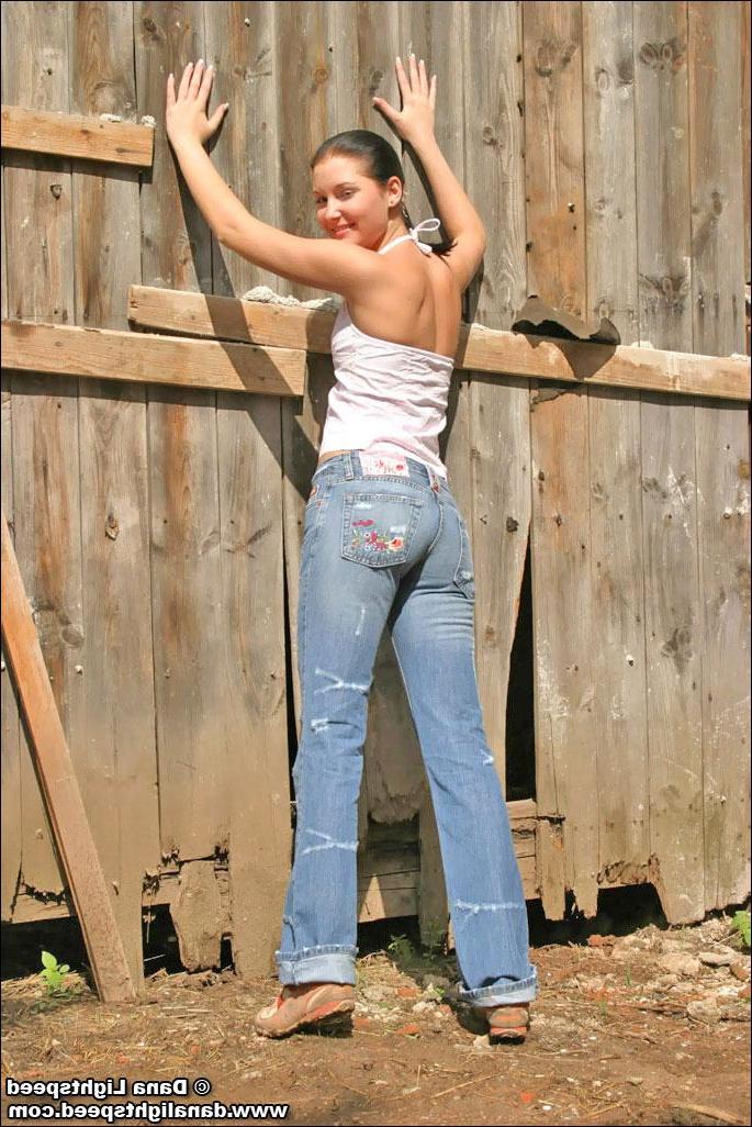 20P Dana Lightspeed shows her tits on a farm
