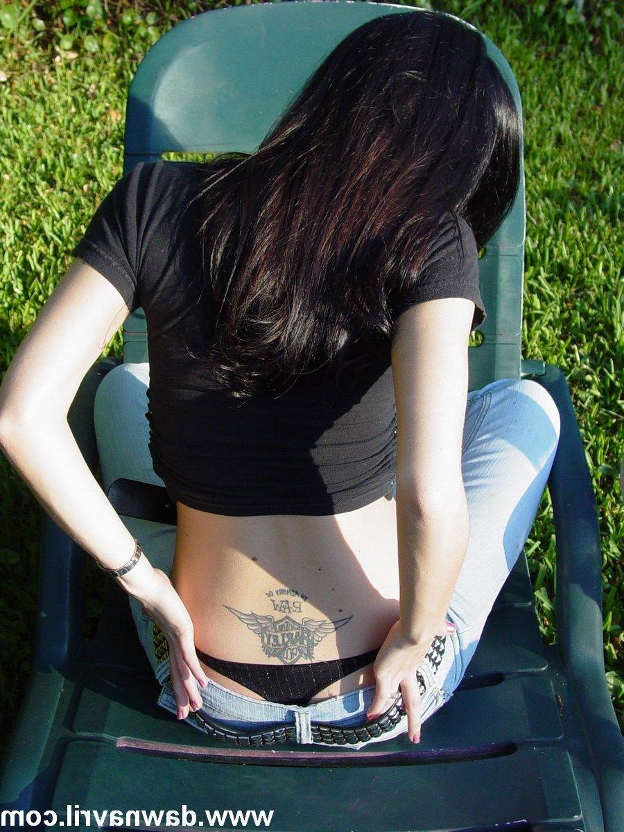 15P Pictures of Dawn Avril in her jeans