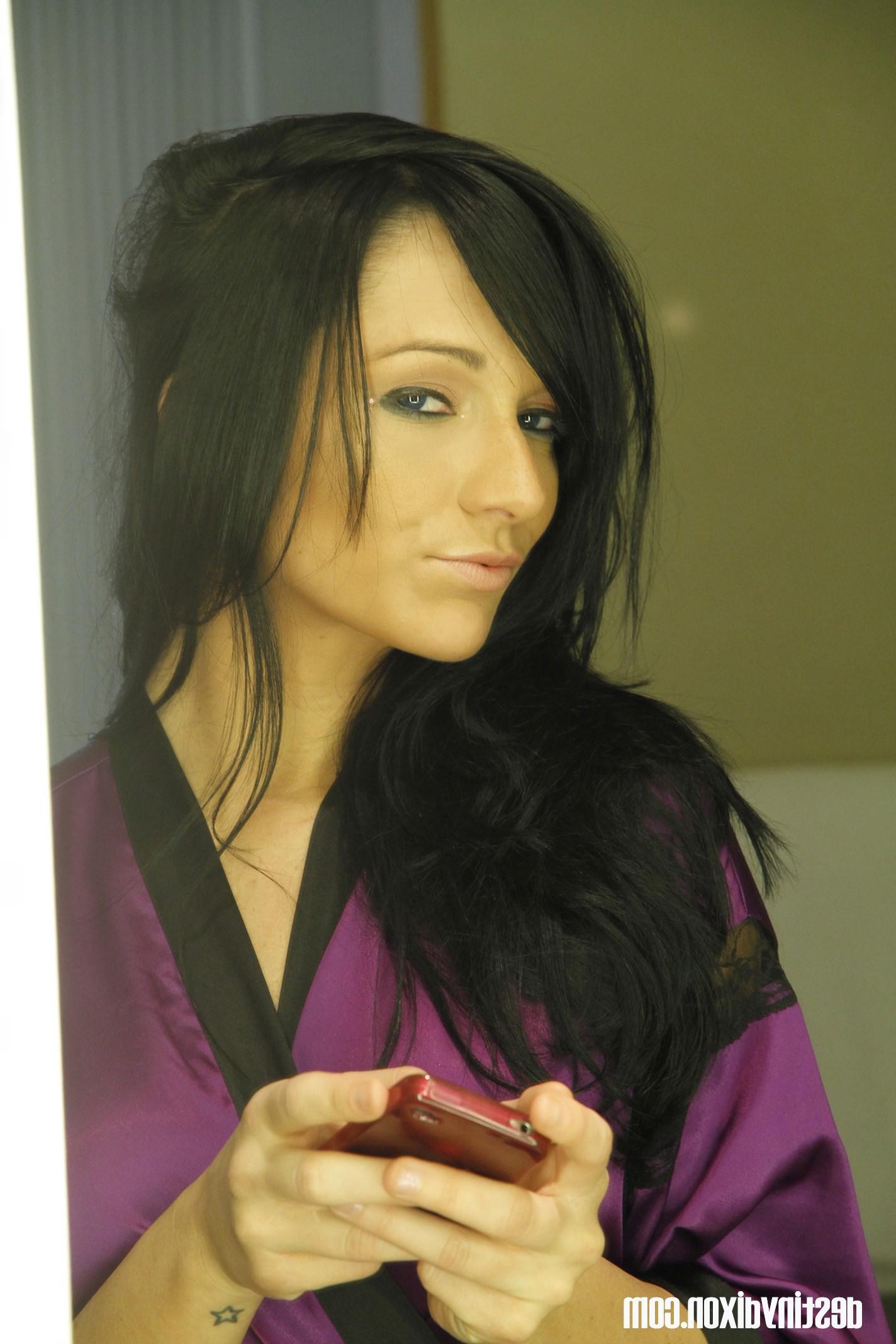 15P Candid photos of Destiny Dixon waking up at a girlfriend's house