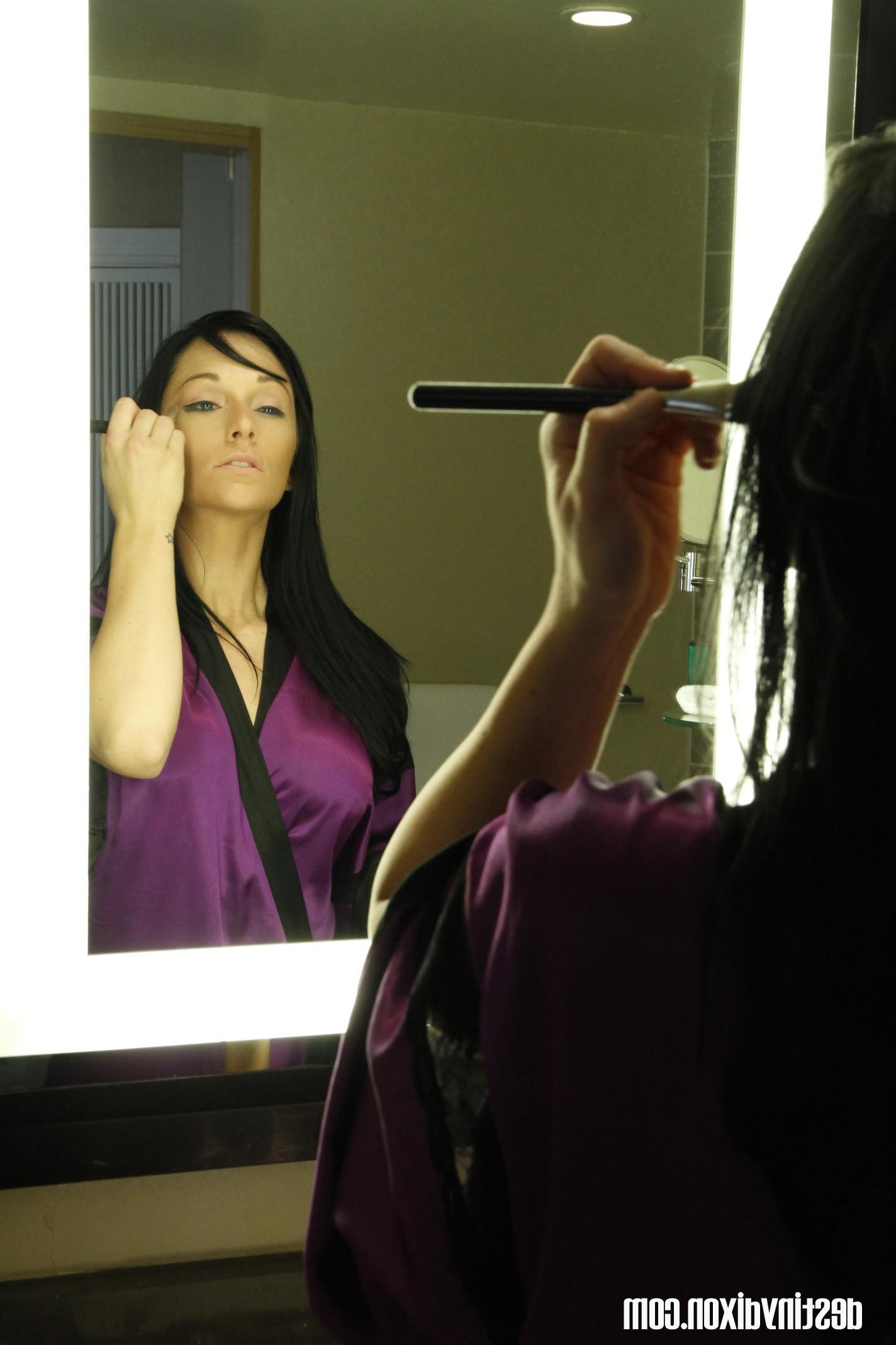 15P Candid photos of Destiny Dixon waking up at a girlfriend's house