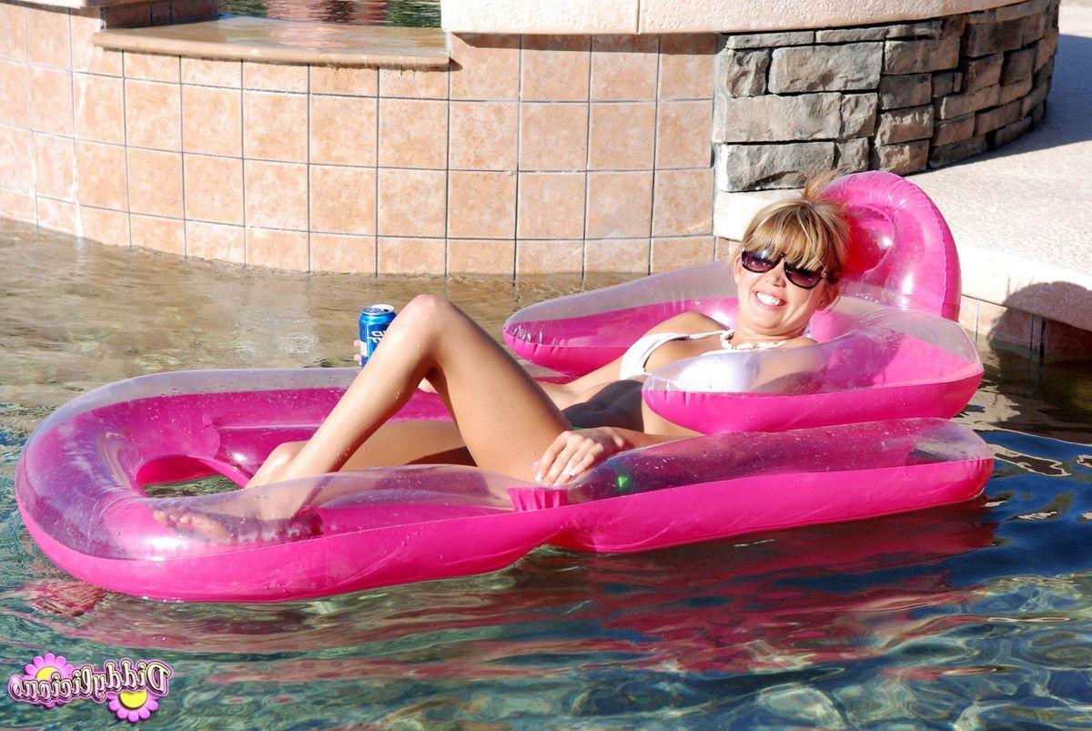 20P Pictures of teen model Diddylicious having some fun in the pool