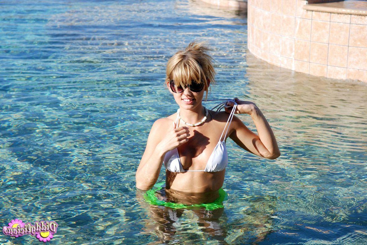 20P Pictures of teen model Diddylicious having some fun in the pool
