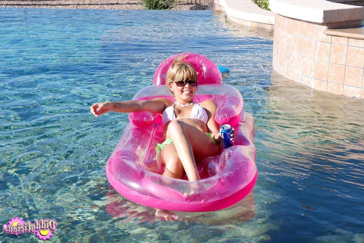20P Pictures of teen model Diddylicious having some fun in the pool