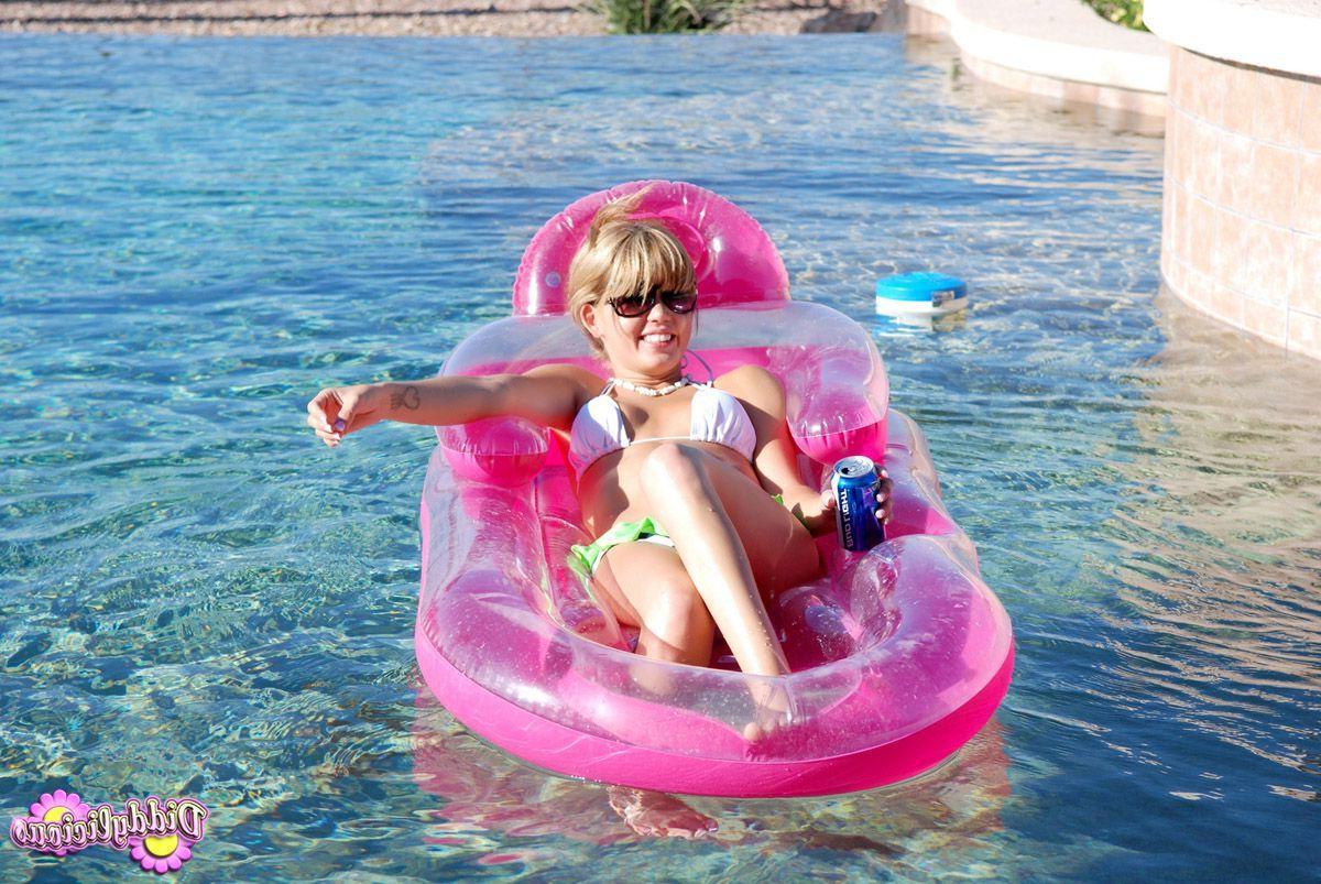 20P Pictures of teen model Diddylicious having some fun in the pool