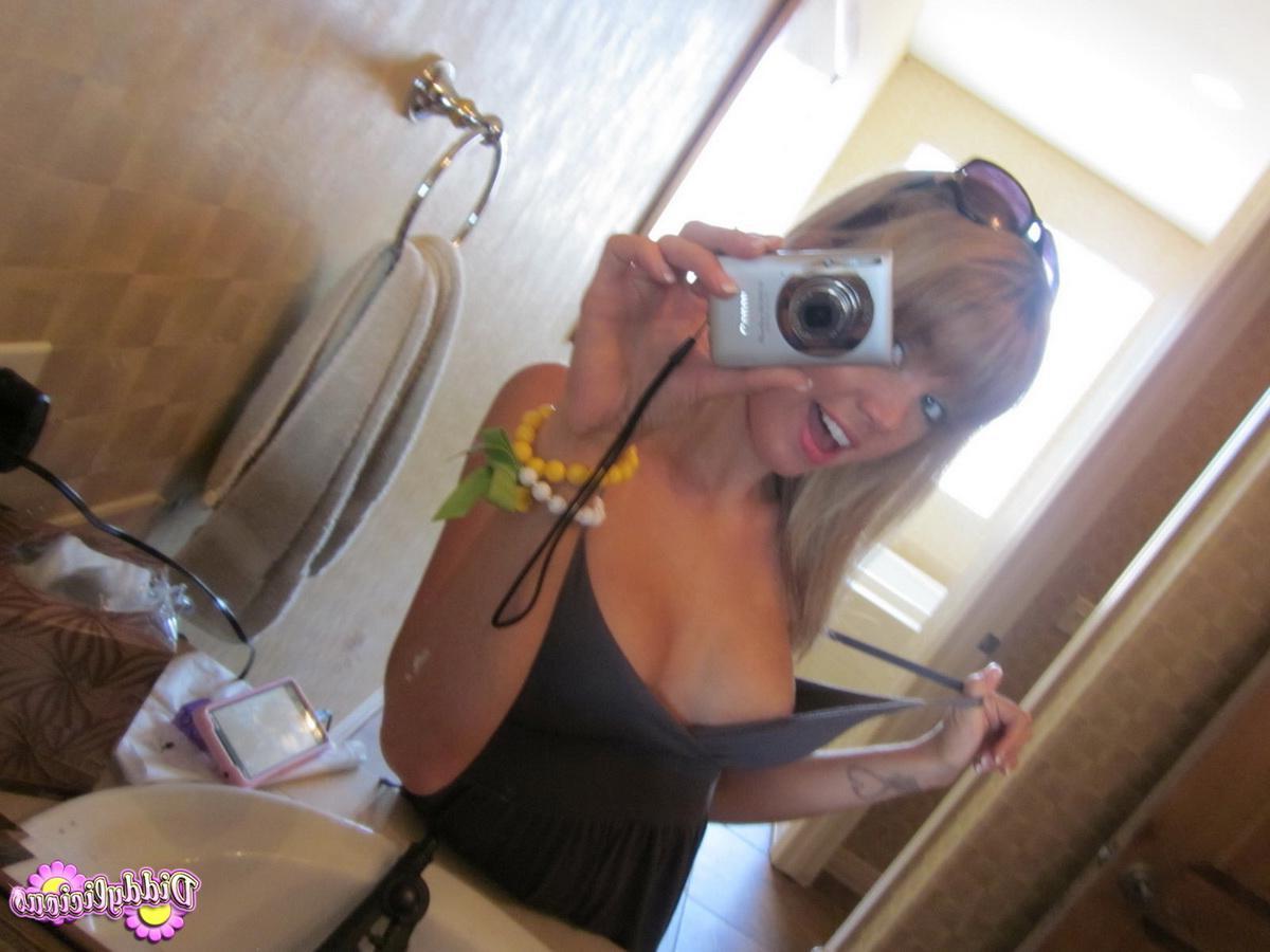20P Bilder von Diddylicious, die heiße Bilder von sich selbst im Badezimmer macht