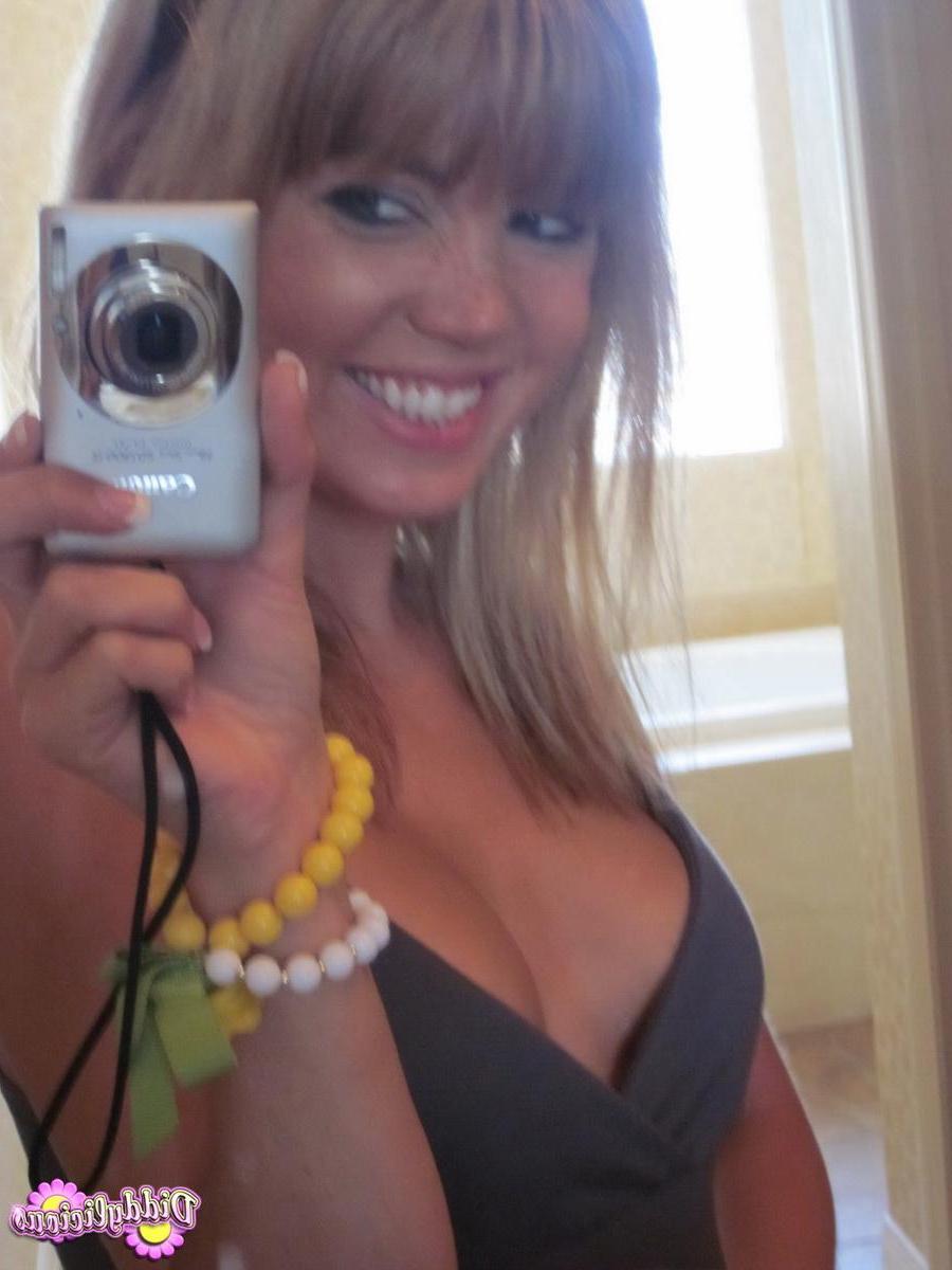 20P Bilder von Diddylicious, die heiße Bilder von sich selbst im Badezimmer macht