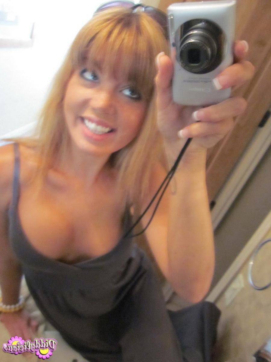 20P Bilder von Diddylicious, die heiße Bilder von sich selbst im Badezimmer macht