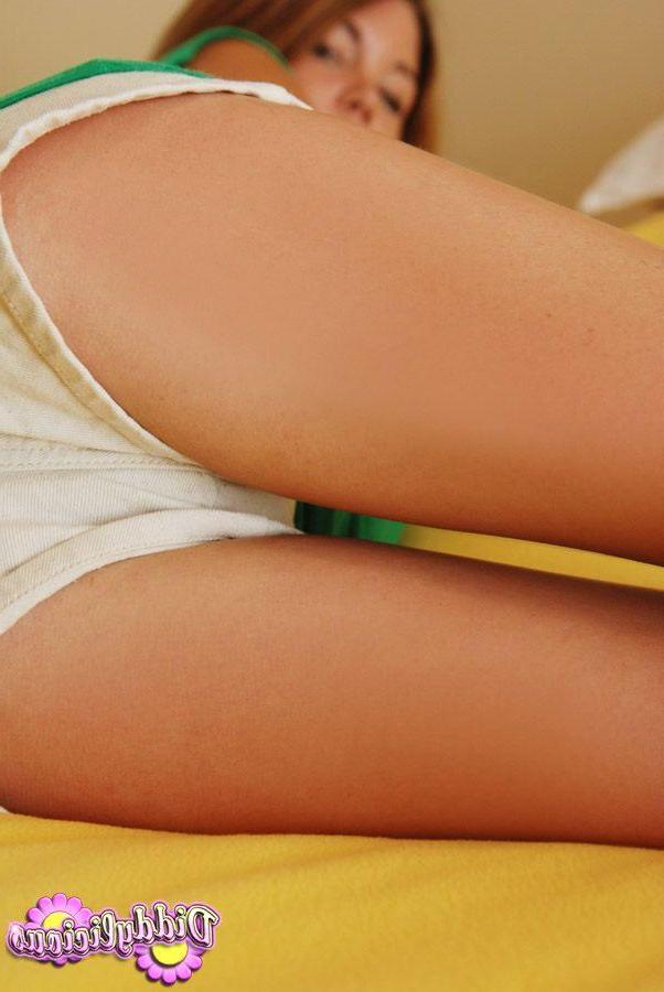 20P Pictures of teen model Diddylicious being a tease in bed