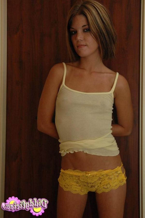 20P Pictures of Diddylicious giving you a hot strip tease