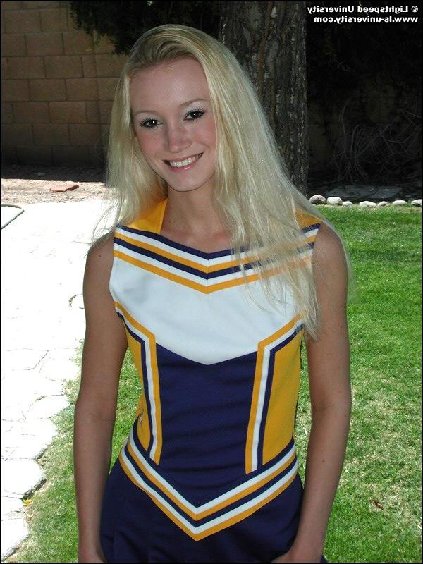20P Pictures of a hot cheerleader doing her moves