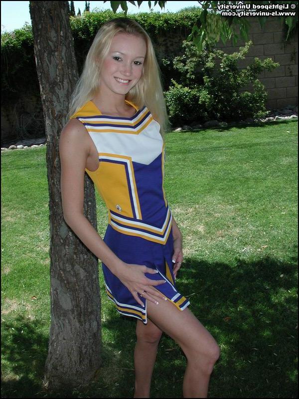 20P Pictures of a hot cheerleader doing her moves