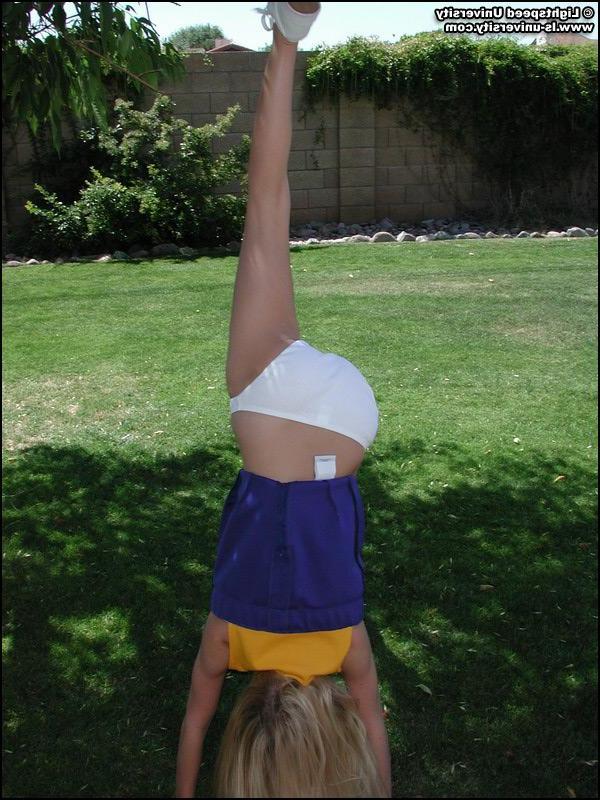 20P Pictures of a hot cheerleader doing her moves